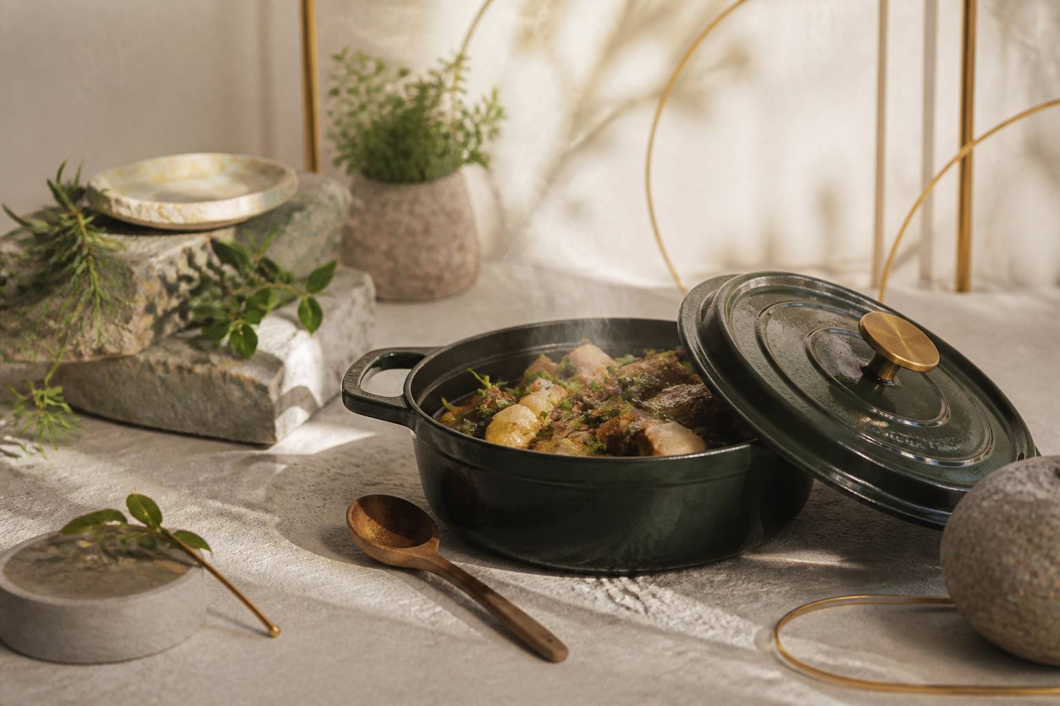 Cocotte en fonte ouverte laissant voir un plat mijoté fumant avec des herbes