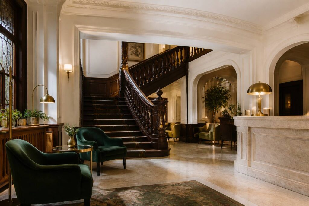 Hall d'hôtel boutique victorien avec velours vert et laiton