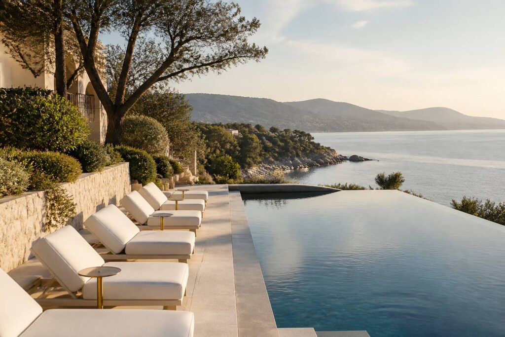 Piscine d'hôtel de luxe avec vue sur un golfe méditerranéen