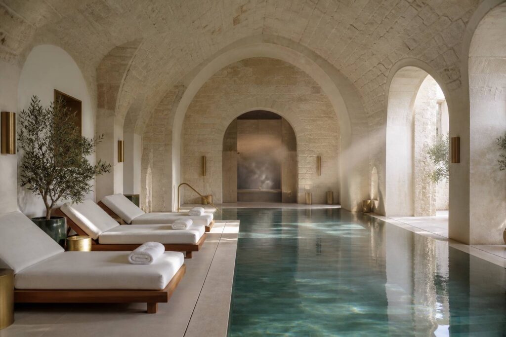 Piscine intérieure d'un spa de luxe dans d'anciennes écuries en pierre